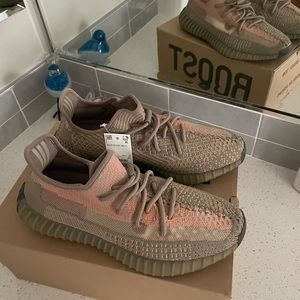 NEW adidas YEEZY
Yeezy Boost 350 V2